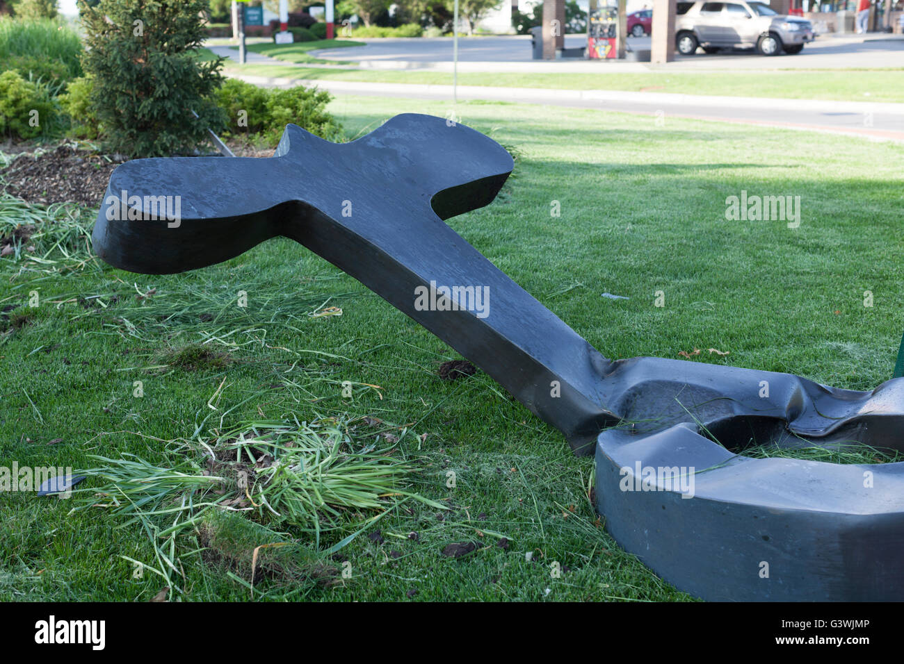 Mbera von Catherine Ferguson, eine Skulptur von einem betrunkenen Autofahrer beschädigt. Stockfoto