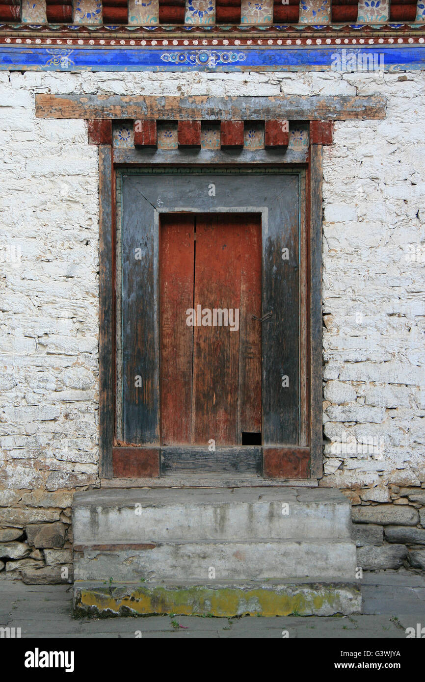 Eines der Tore des Wangdicholing Palastes in Jakar (Bhutan). Stockfoto