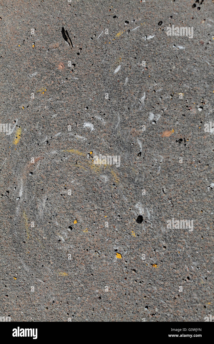 Konzentrische Kratzer auf der Betonoberfläche. Stockfoto