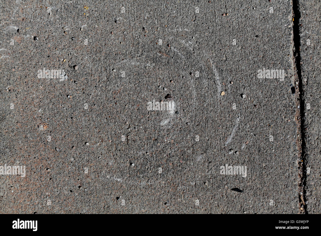 Konzentrische Kratzer auf der Betonoberfläche. Stockfoto