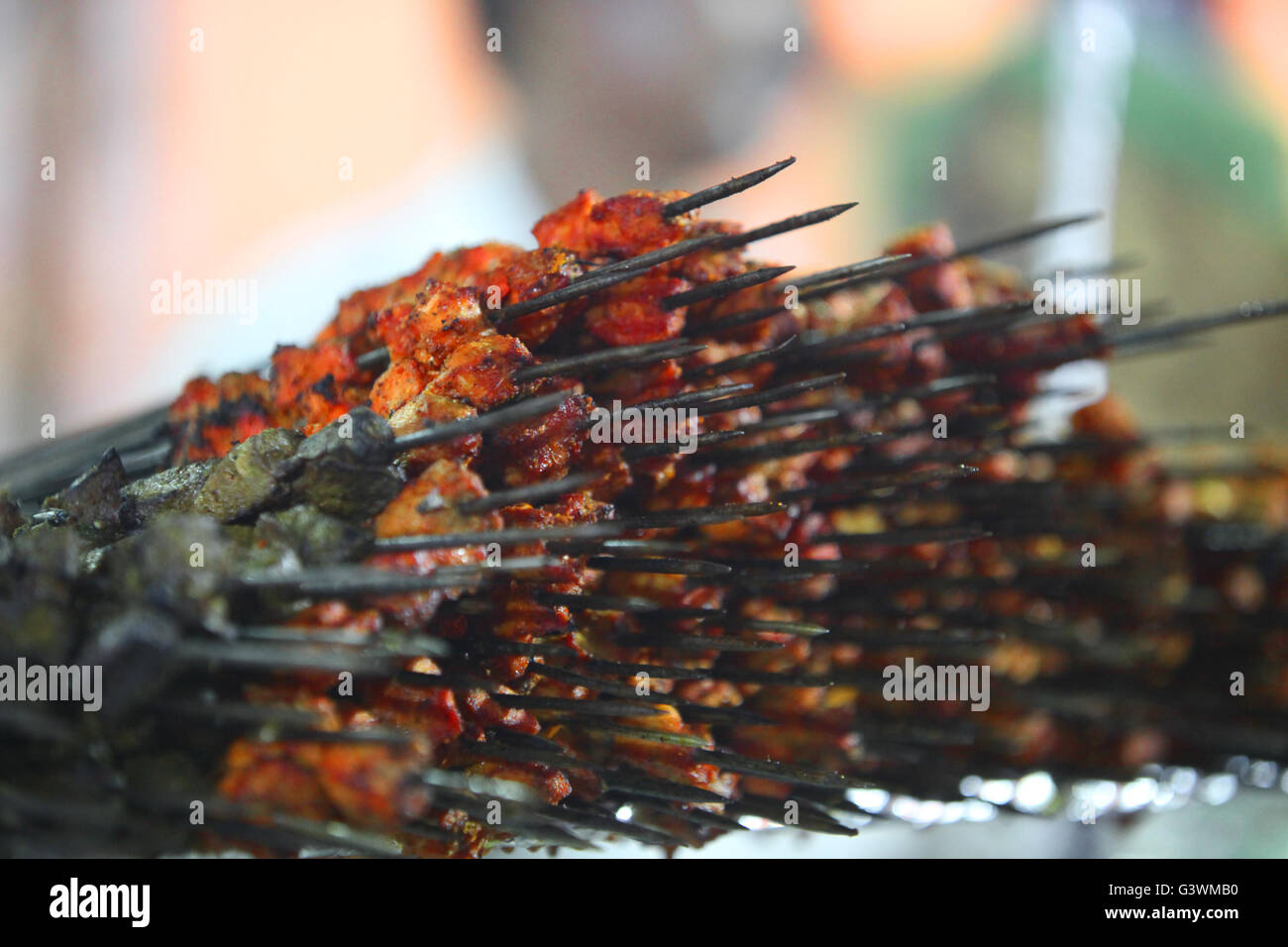 Ein Stapel von frisch gekochten scharf und würzig Huhn und Hammelfleisch Kebab in einer indischen Hotelküche. Stockfoto