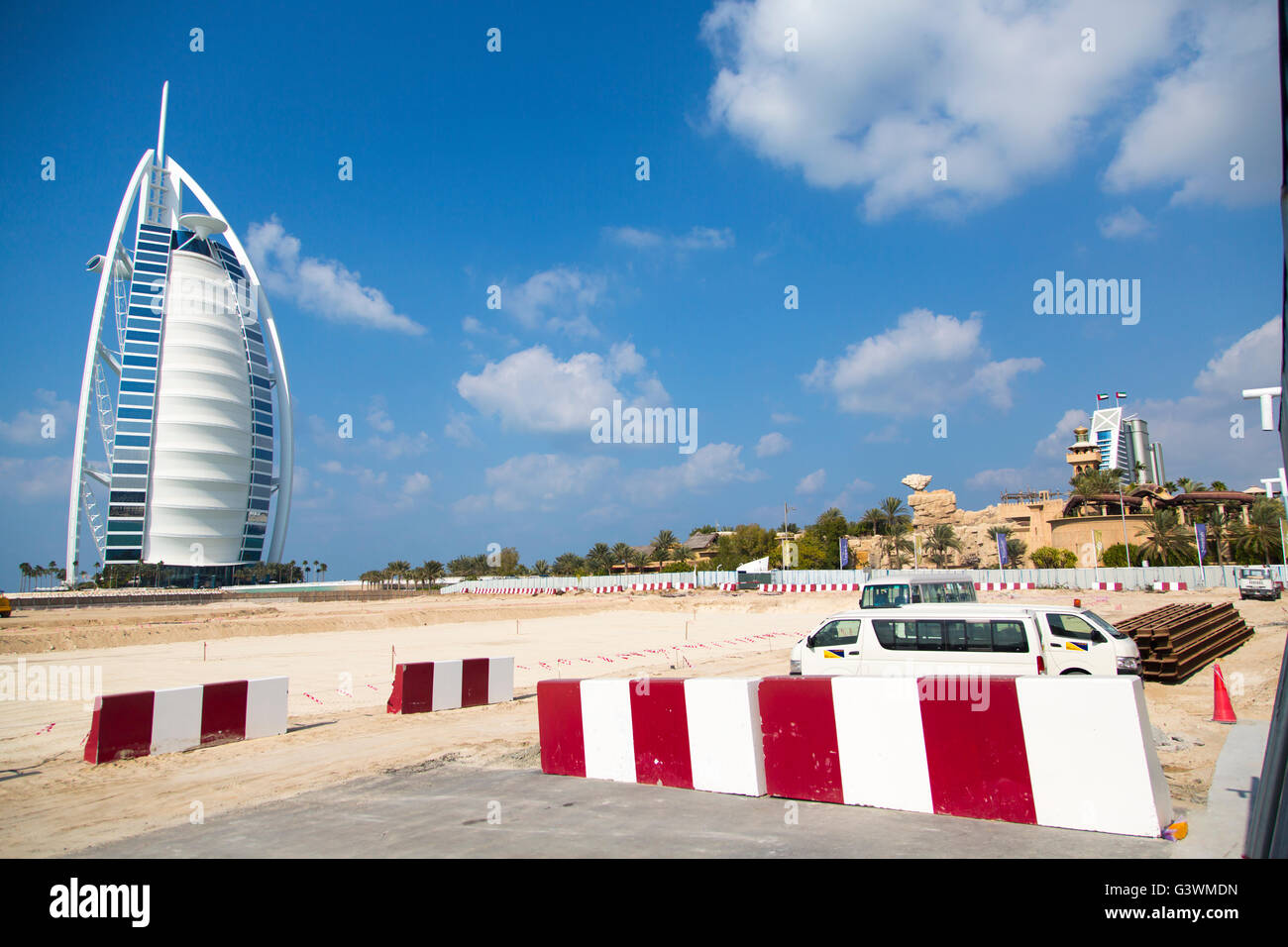 DUBAI, Vereinigte Arabische Emirate - 16. Januar 2014: Burj Al Arab Hotel in Dubai. Die Anlage steht auf einer künstlichen Insel und ist an der m Stockfoto