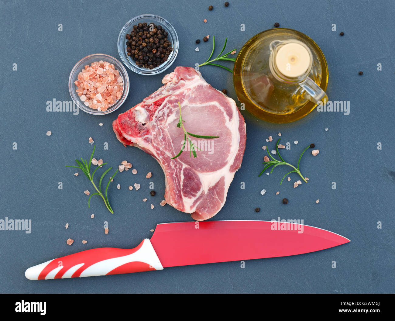 Frisches Fleisch Steak und Messer auf die Tischplatte in Naturstein Stockfoto