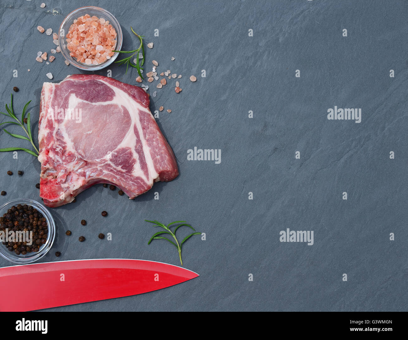 Frisches Fleisch Steak und Messer auf die Tischplatte in Naturstein Stockfoto