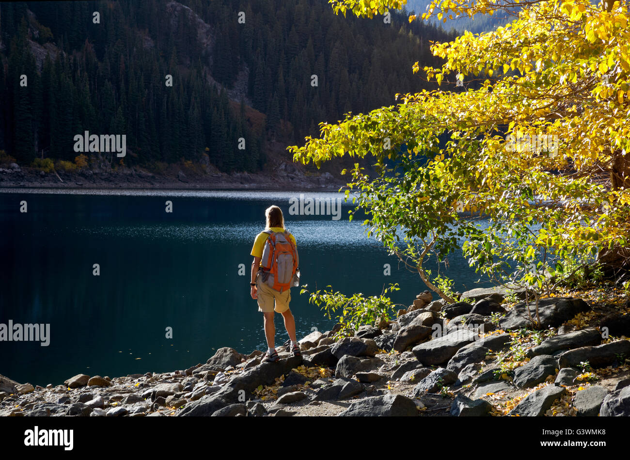 WASHINGTON - Wanderer am Ufer des Eightmile Sees; Herbstzeit im alpinen Seen Wildnisgebiet. Stockfoto