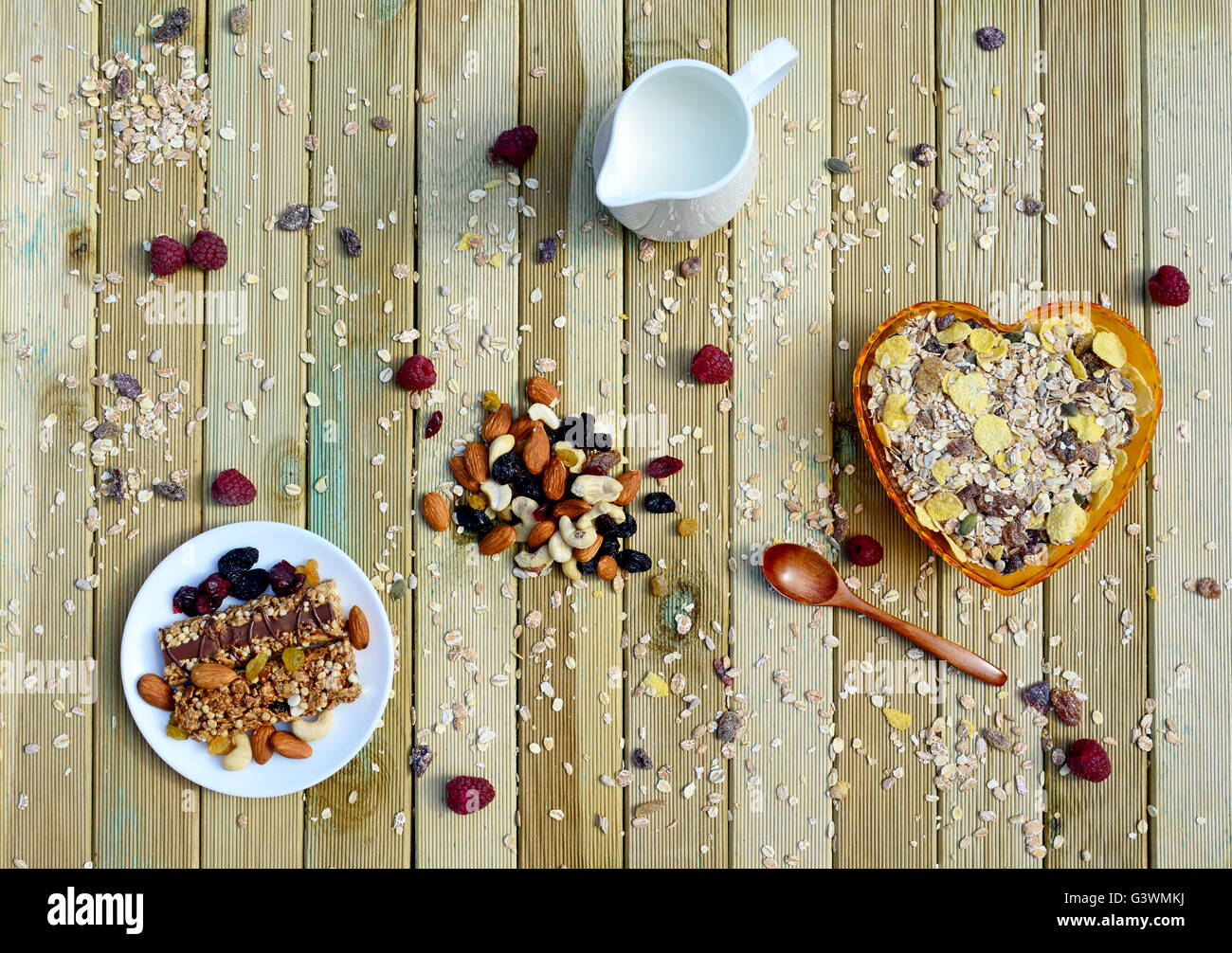 Ein gesundes Frühstück mit Müsli Müsli, Milch, Nüssen und Beeren Stockfoto