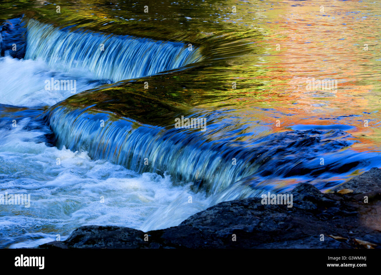 Herbst Reflexionen über Bond verliebt sich in der oberen Halbinsel von Michigan Stockfoto