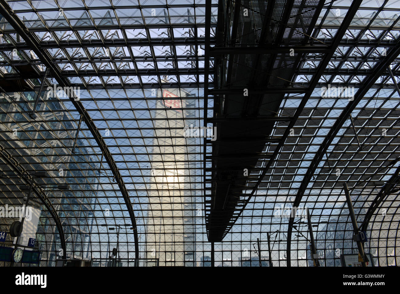 DEUTSCHLAND Berlin, Hauptbahnhof mit Solarpanel auf Glasdach / DEUTSCHLAND Berlin, Deutsche Bahn AG, Hauptbahnhof mit PV Modulen auf dem Glasdach der Halle Stockfoto