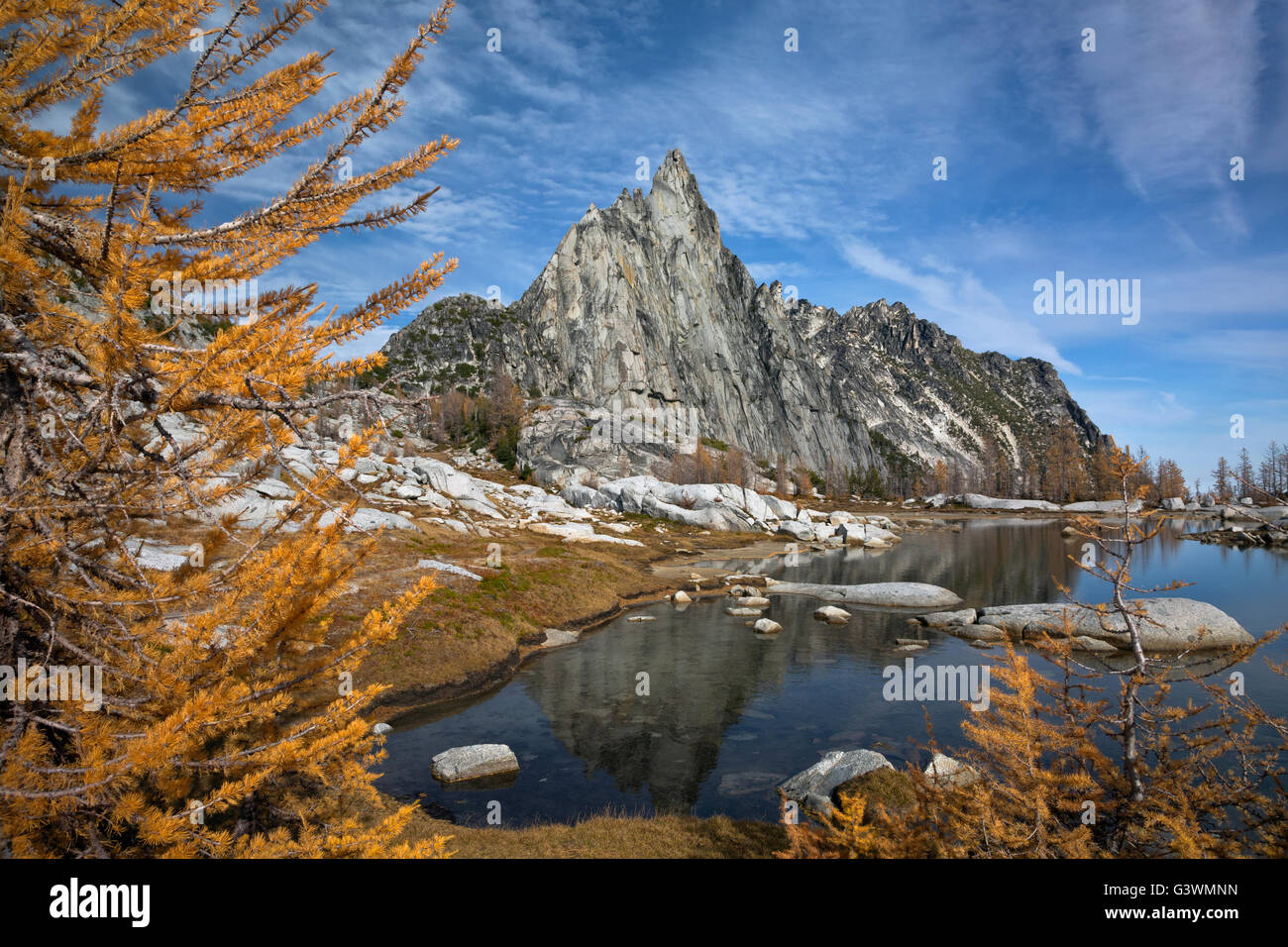 WASHINGTON - Prusik Peak in Gnome Tarn in der Region der alpinen Seen Wildnisgebiet Verzauberung Seen widerspiegelt. Stockfoto