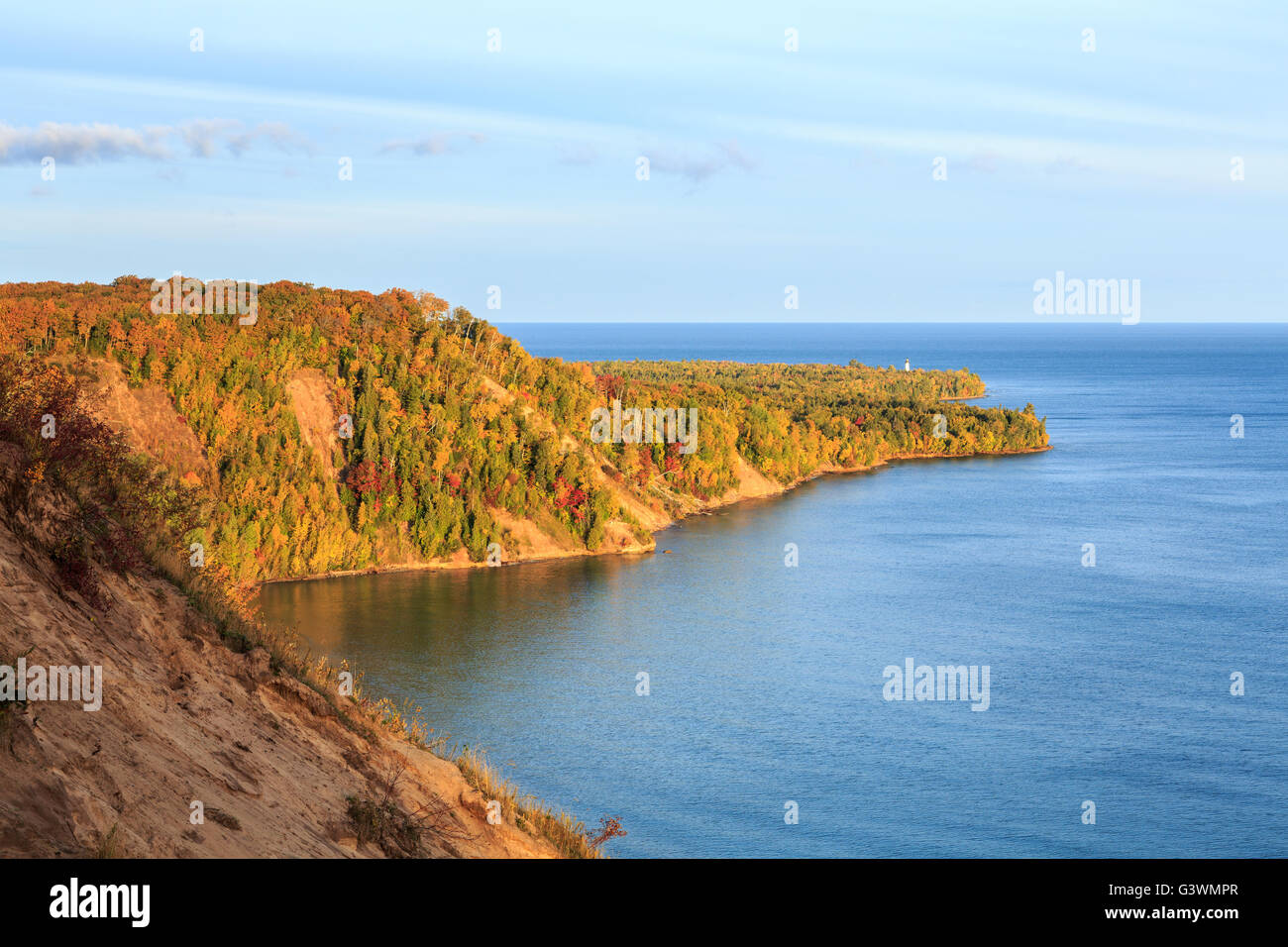 Au Sable Punkt am Lake Superior. Au Sable Leuchtturm in der Ferne in der oberen Halbinsel von Michigan Stockfoto