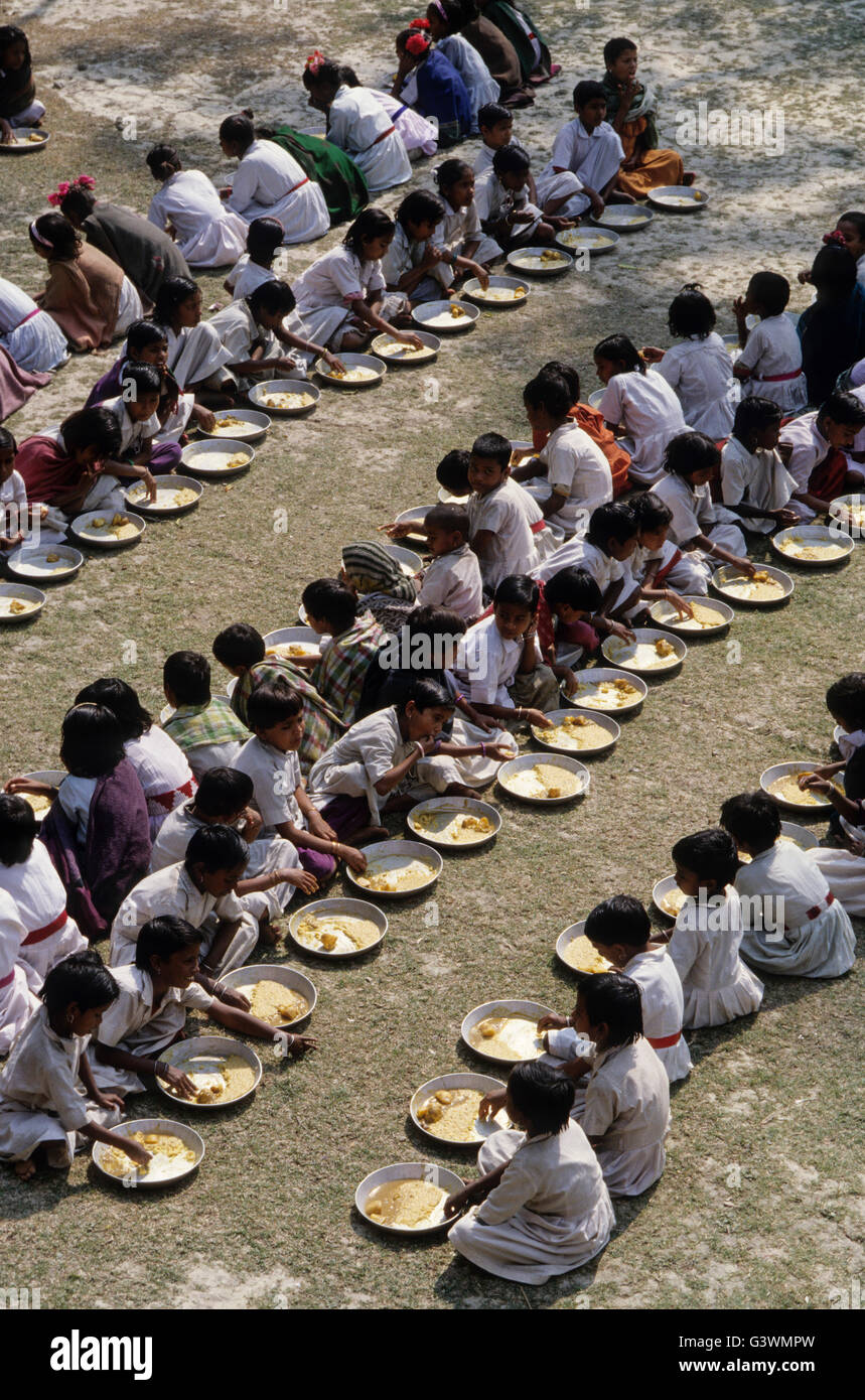 Indien Sunderbans, Sagar Island, kostenloses Mittagessen für Kinder in der Schule von Ramakrishna Ashram Stockfoto