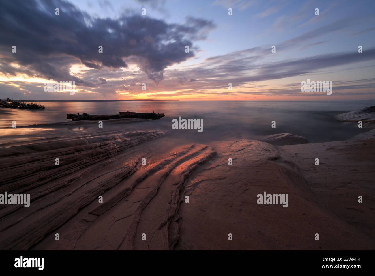 Ein lebendige Sonnenuntergang leuchtet auf den felsigen Ufern der Bergleute Beach in der oberen Halbinsel von Michigan. Pictured Rocks, Munising Stockfoto