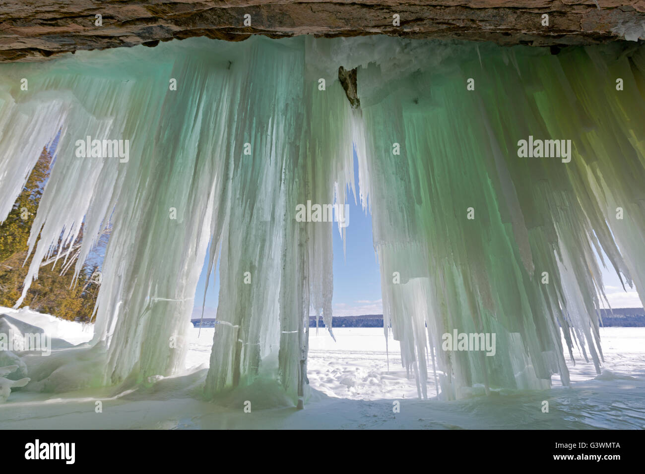 Grand Island Ice Vorhänge am Lake Superior, Offshore-von dargestellter Felsen-Staatsangehöriger Lakeshore in der oberen Halbinsel von Michigan Stockfoto