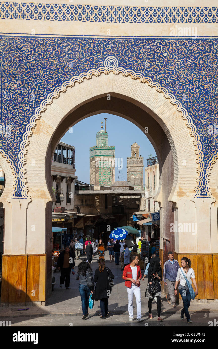 Bab Boujloud "Blauen Tor" in Fes, Marokko. Tor befindet sich der Eingang zur Altstadt "Medina" ist, die zum UNESCO-Weltkulturerbe Stockfoto