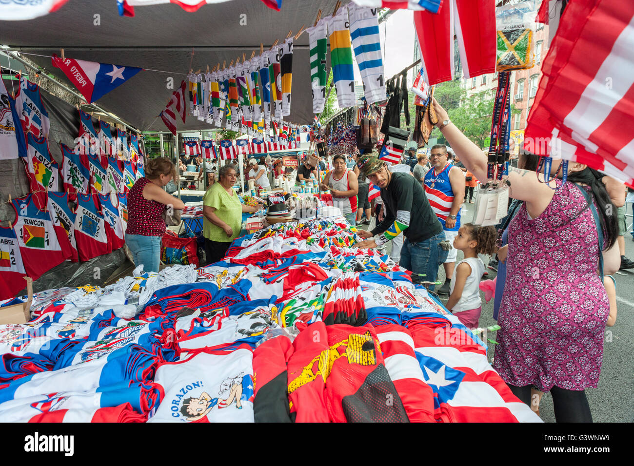 Puerto Rico unter dem Motto Ware wurde am Samstag, 11. Juni 2016 bei den 31. 116th Street Festival feiert Puerto-Ricanischen Heritage in New York verkauft. Das Festival im El Barrio am Tag vor der Parade ist das größte Latin Festival im Nordosten. (© Richard B. Levine) Stockfoto