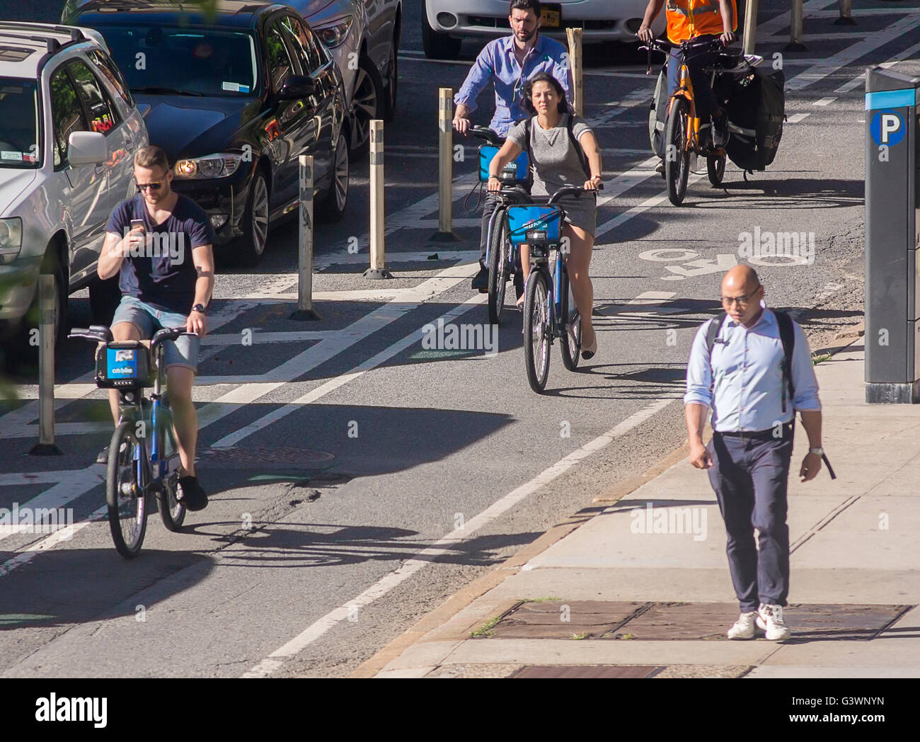 Fahrrad-Pendler auf dem Radweg der Ninth Avenue im Stadtteil Chelsea in New York am Freitag, 10. Juni 2016. (© Richard B. Levine) Stockfoto