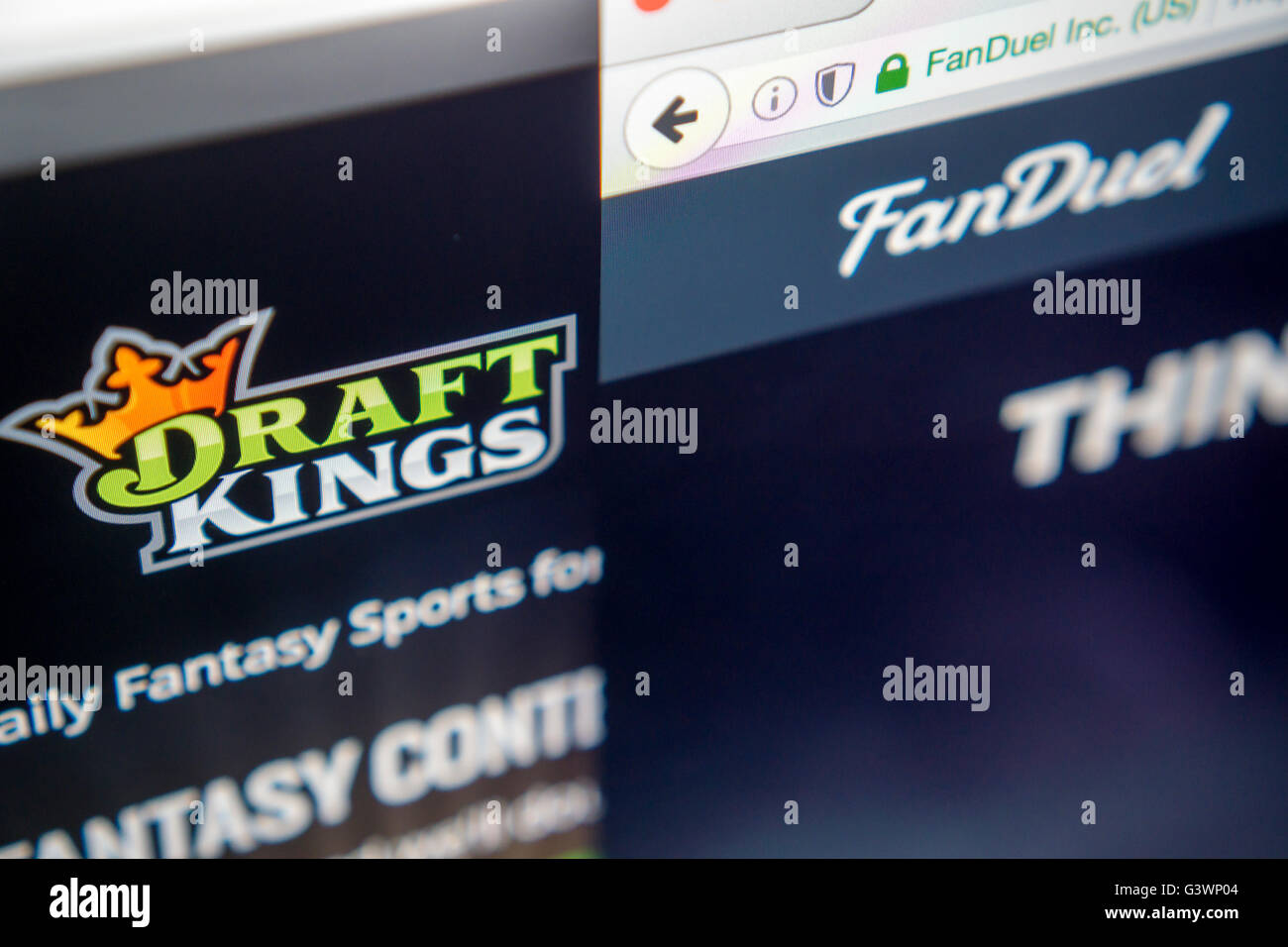 Die Webseiten der Fantasy Sport-Websites DraftKings und FanDuel sind auf einem Computerbildschirm auf Dienstag, 14. Juni 2016 gesehen. DraftKings und FanDuel wird berichtet, um eine Übernahmevereinbarung zu diskutieren. (© Richard B. Levine) Stockfoto