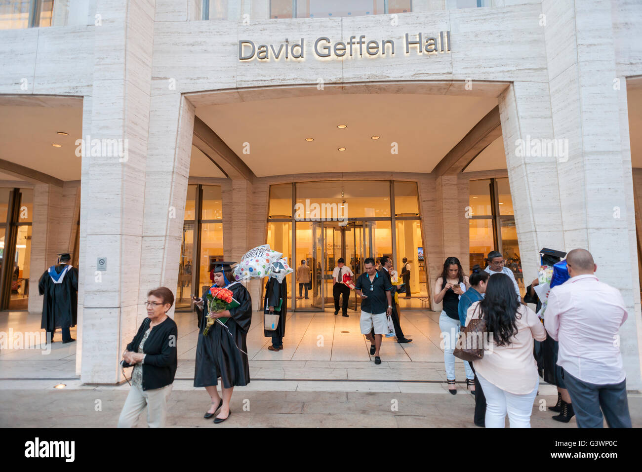 Sehr junge Absolventen des Touro College mit ihren Freunden und Familien außerhalb von David Geffen Hall im Lincoln Center in New York nach ihrer Abschlussfeier am Dienstag, 14. Juni 2016. Lincoln Center angekündigt, dass sie versuchen werden, einige Mittel aus der Stadt für ihre Renovierung von David Geffen Halle geb. Philharmonic Hall. Geffen sich $ 100 Millionen für die Renovierung hat kein Preisschild gegeben hat als der noch.  (© Richard B. Levine) Stockfoto