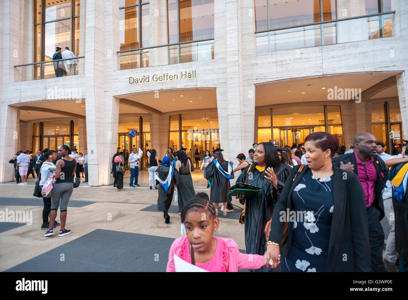 Sehr junge Absolventen des Touro College mit ihren Freunden und Familien außerhalb von David Geffen Hall im Lincoln Center in New York nach ihrer Abschlussfeier am Dienstag, 14. Juni 2016. Lincoln Center angekündigt, dass sie versuchen werden, einige Mittel aus der Stadt für ihre Renovierung von David Geffen Halle geb. Philharmonic Hall. Geffen sich $ 100 Millionen für die Renovierung hat kein Preisschild gegeben hat als der noch.  (© Richard B. Levine) Stockfoto