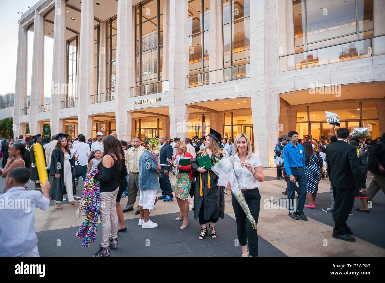 Sehr junge Absolventen des Touro College mit ihren Freunden und Familien außerhalb von David Geffen Hall im Lincoln Center in New York nach ihrer Abschlussfeier am Dienstag, 14. Juni 2016. Lincoln Center angekündigt, dass sie versuchen werden, einige Mittel aus der Stadt für ihre Renovierung von David Geffen Halle geb. Philharmonic Hall. Geffen sich $ 100 Millionen für die Renovierung hat kein Preisschild gegeben hat als der noch.  (© Richard B. Levine) Stockfoto