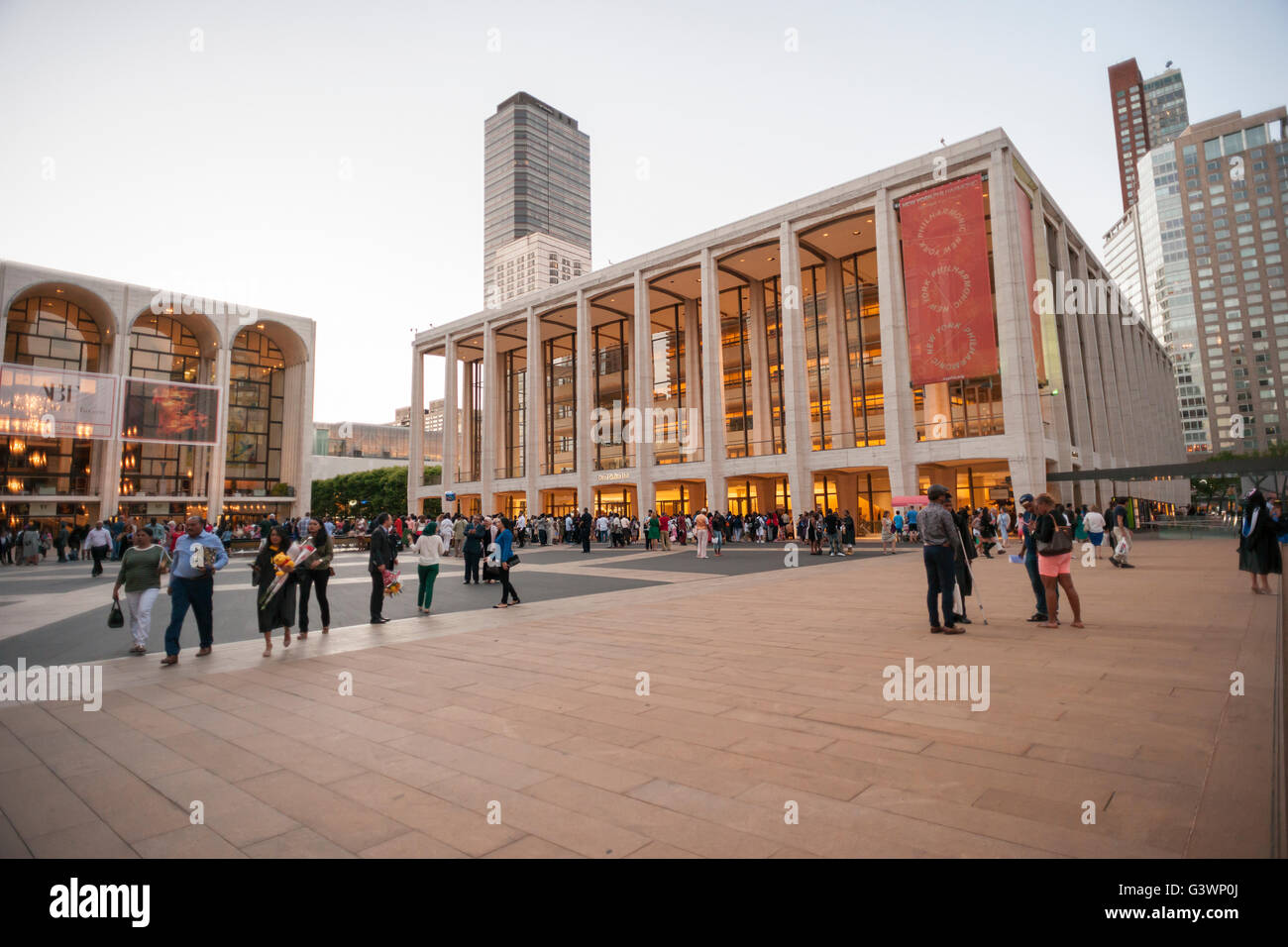 Sehr junge Absolventen des Touro College mit ihren Freunden und Familien außerhalb von David Geffen Hall im Lincoln Center in New York nach ihrer Abschlussfeier am Dienstag, 14. Juni 2016. Lincoln Center angekündigt, dass sie versuchen werden, einige Mittel aus der Stadt für ihre Renovierung von David Geffen Halle geb. Philharmonic Hall. Geffen sich $ 100 Millionen für die Renovierung hat kein Preisschild gegeben hat als der noch.  (© Richard B. Levine) Stockfoto