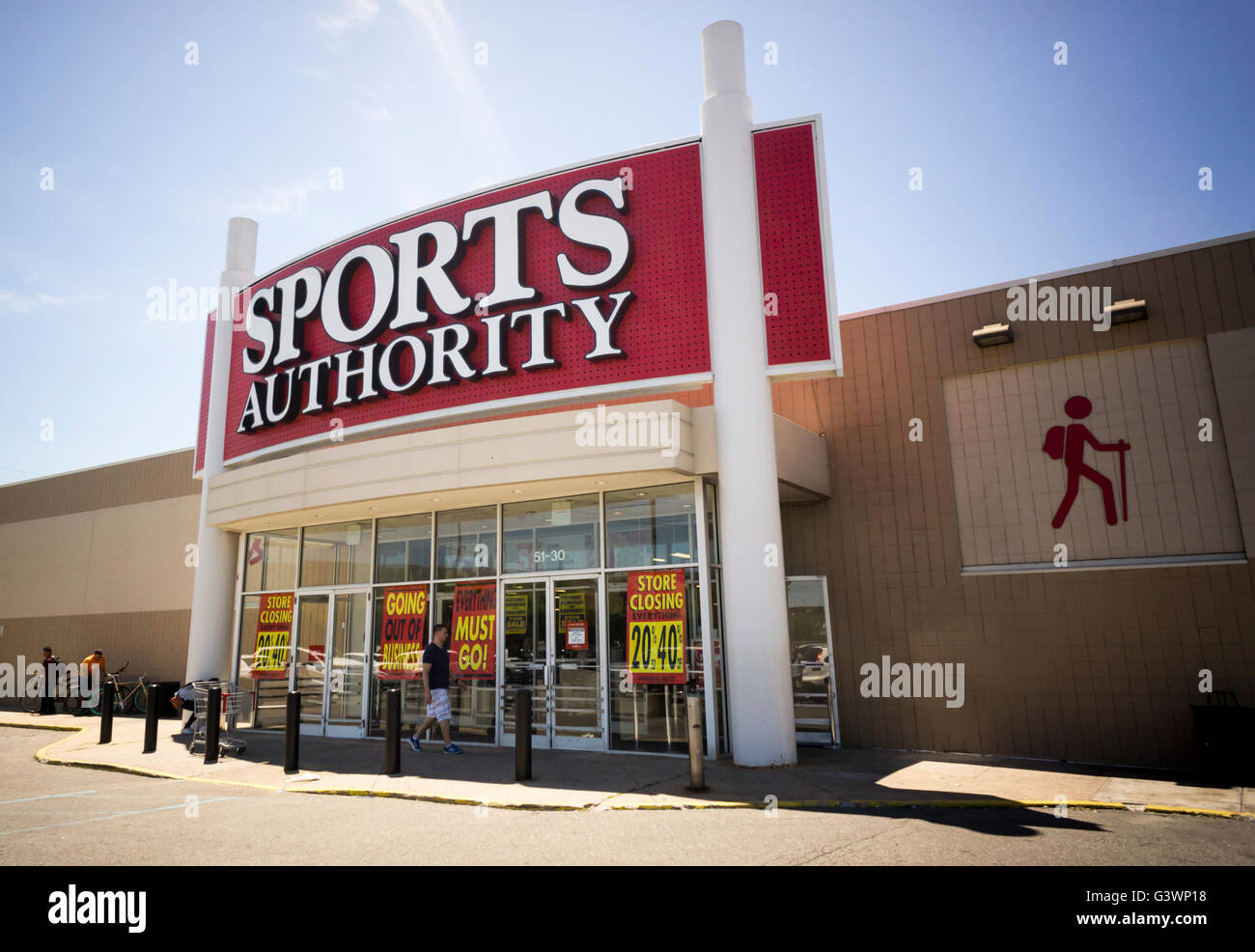 Umsatz in einem Sports Authority Store im Stadtteil Queens in New York auf Dienstag, 14. Juni 2016 schließen. Die Kette ist in den Prozess der Liquidation und wird allen 450 Filialen geschlossen werden. (© Richard B. Levine) Stockfoto