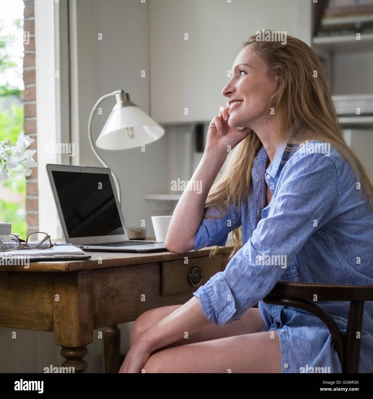 Frau mit einem Morgen-Anruf in ihrem Büro zu Hause Stockfoto