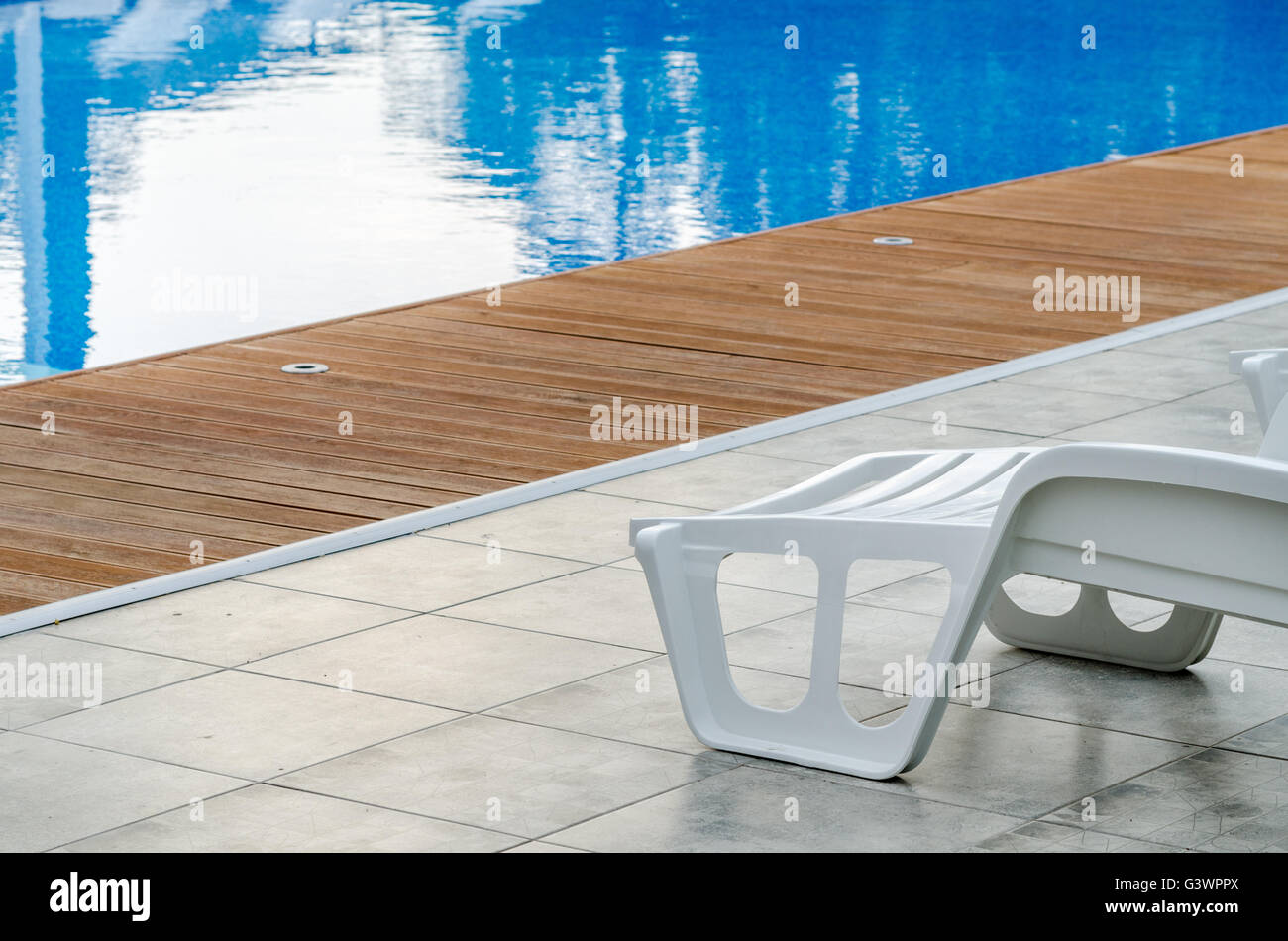 sauberes Schwimmbad und leeren ruhenden Stuhl Stockfoto