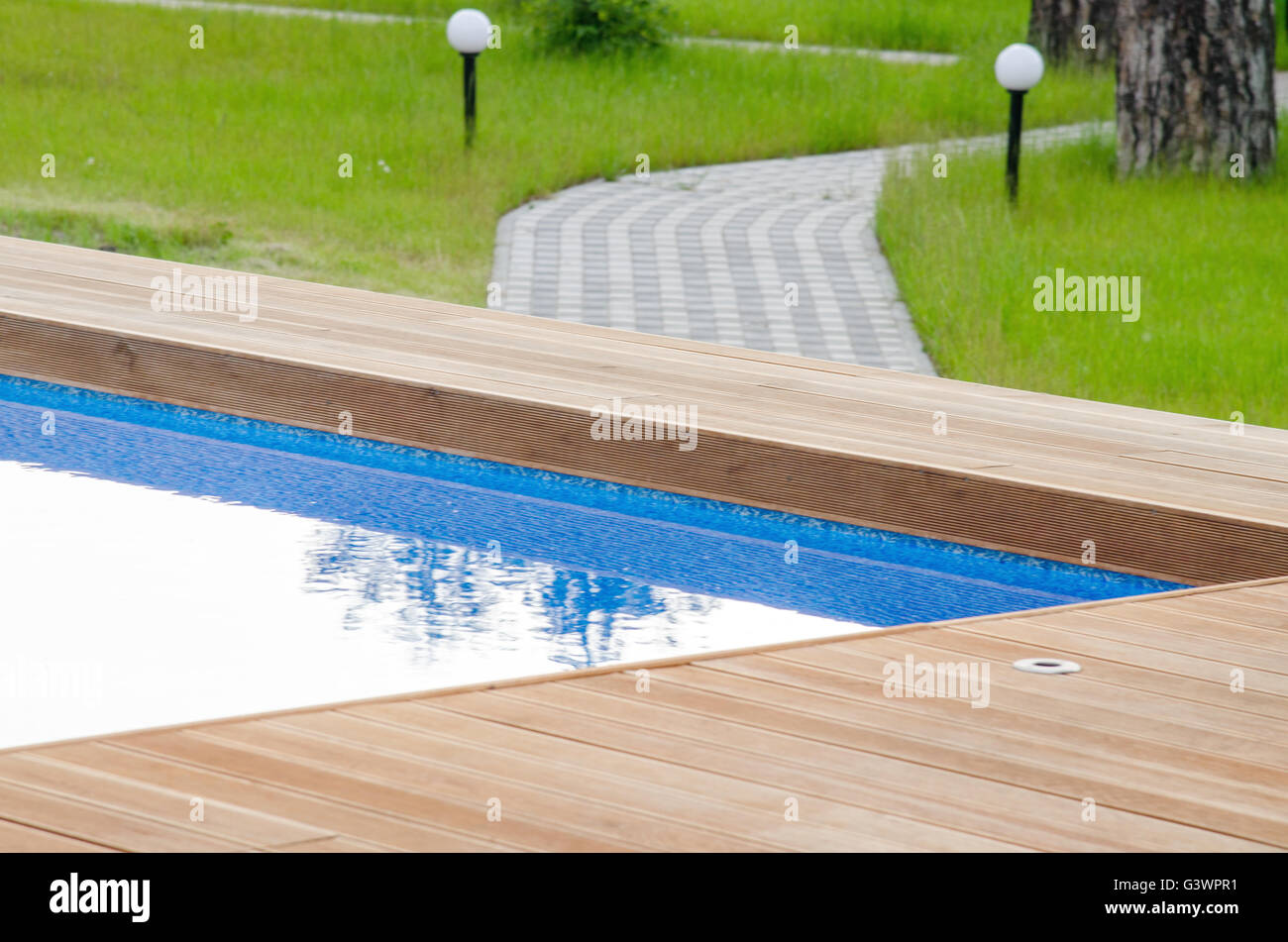 Schwimmbad und Holzdeck Stockfoto