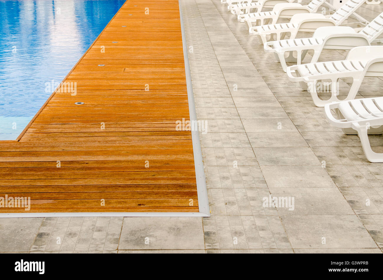 sauberes Schwimmbad und leeren ruhenden Stuhl Stockfoto