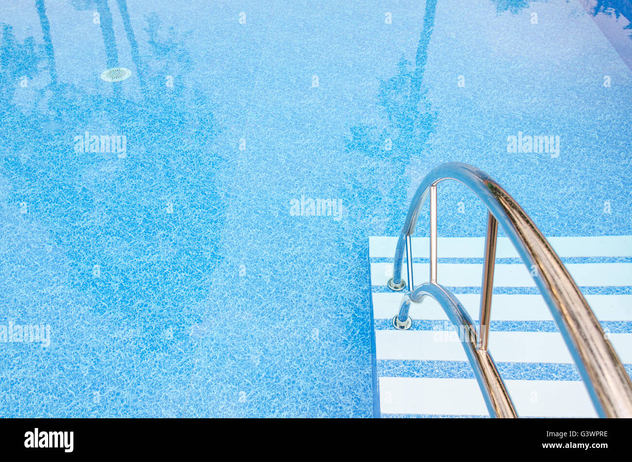 Pool mit Treppe im hotel Stockfoto