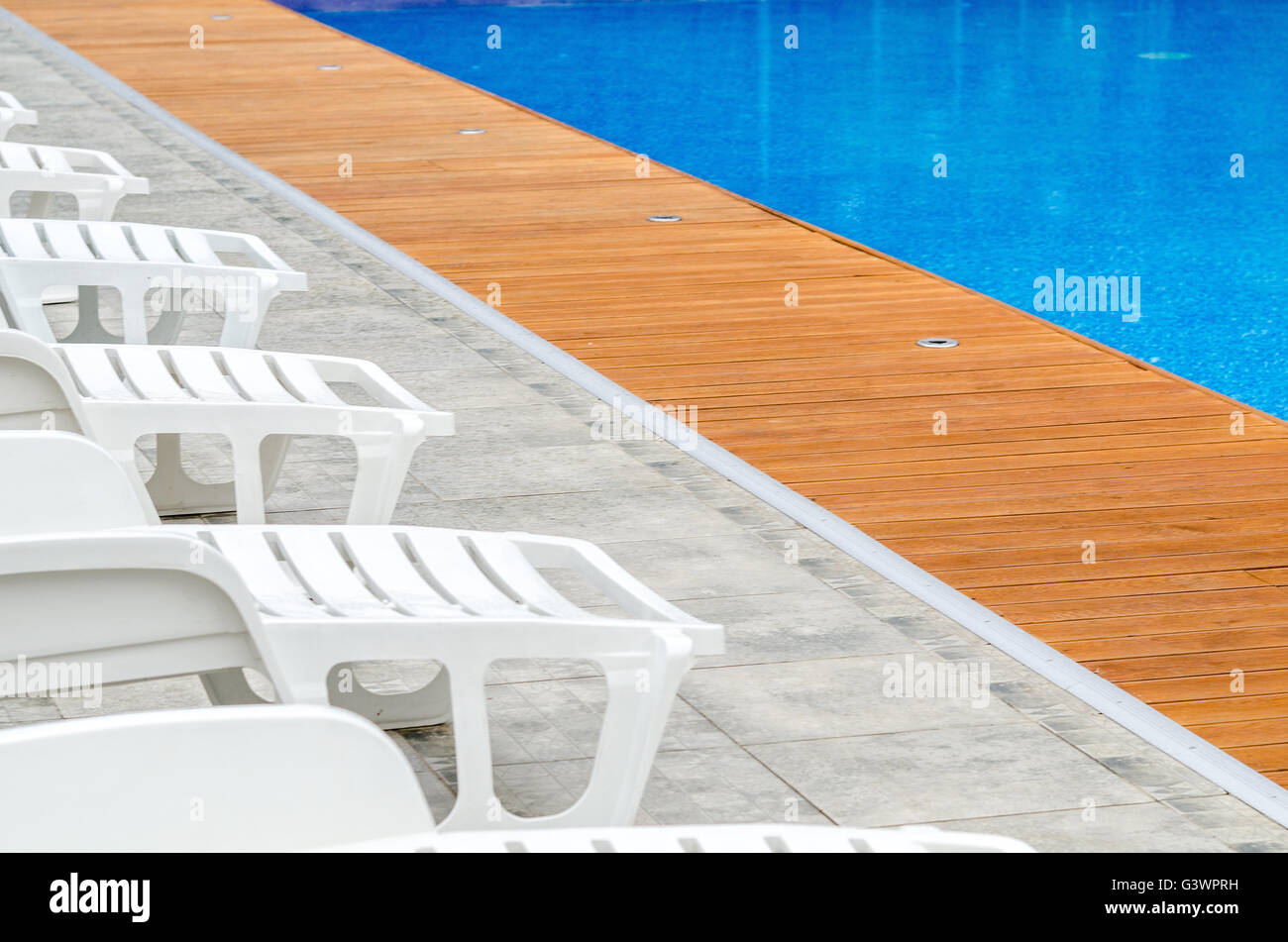 sauberes Schwimmbad und leeren ruhenden Stuhl Stockfoto