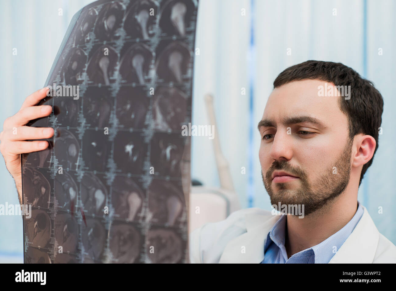 Arzt Anzeigen von MRI-scans in seinem Büro Stockfoto