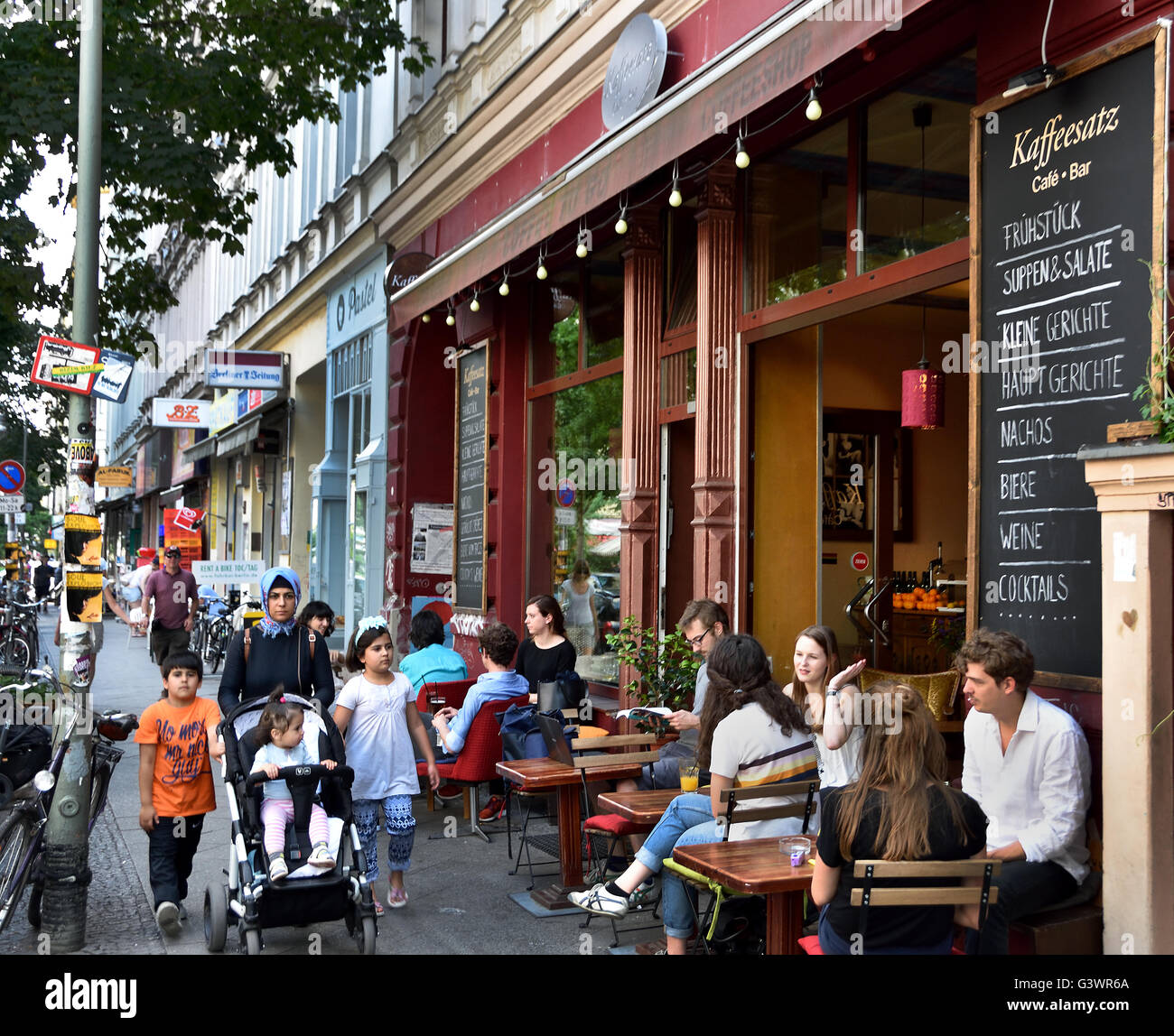 Kreuzberg (umliegenden Bezirk Kottbusser Tor und Schlesisches Tor) Berlin Deutschland muslimische Frau mit kleinen Kindern Stockfoto