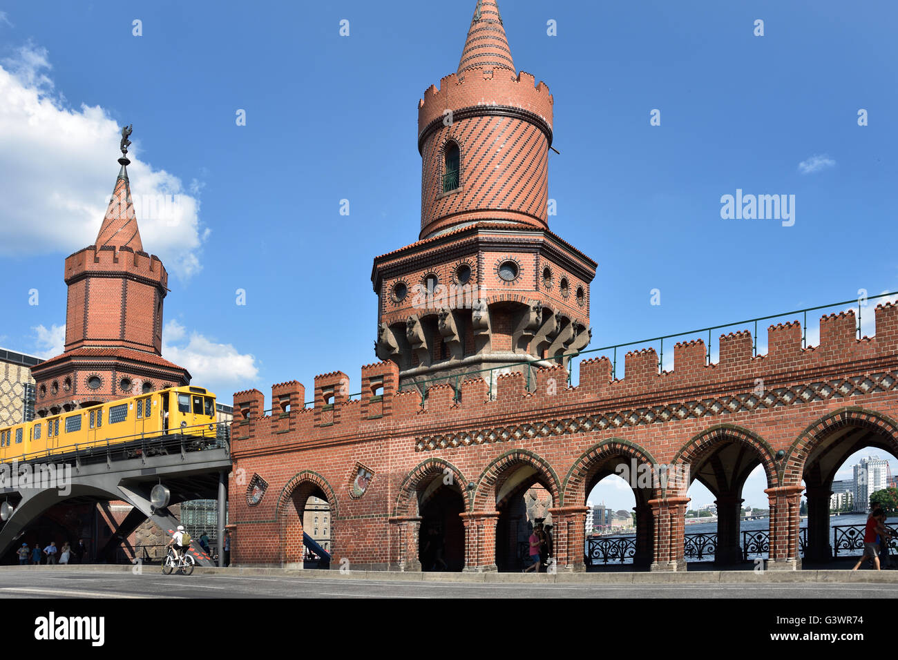 Oberbaumbruecke - Oberbaumbridge-U-Bahn / u-Bahn am Oberbaum Brücke Friedrichshain - Kreuzberg Berlin Warschauer Straße - Revaler Straße Deutschland Stockfoto