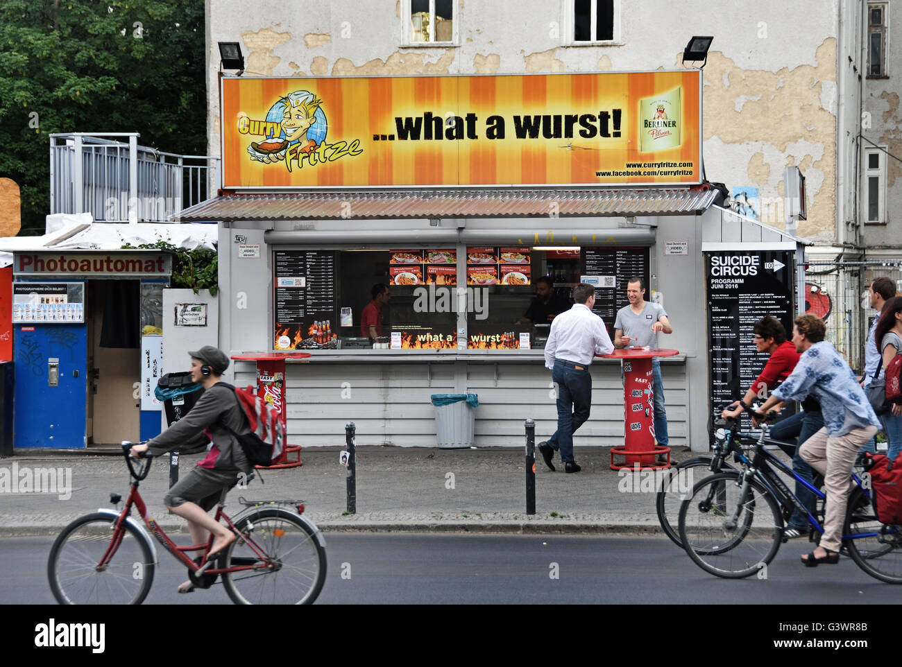 Straße Fast-Food Warschauer Straße Friedrichshain - Kreuzberg Berlin RAW Tempel, ehemaliger Rangierbahnhöfe Revaler Straße Deutschland (Nachtleben vor Ort Nacht Club-Bereich) Stockfoto