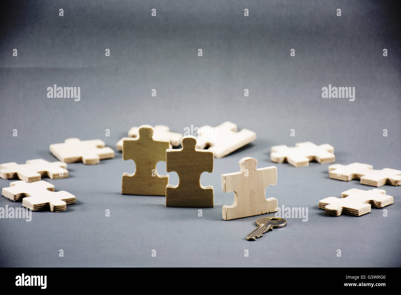 Puzzle aus Holz mit key.on grauen Hintergrund mit Geschäftsidee oder Business-Vision gemacht Stockfoto
