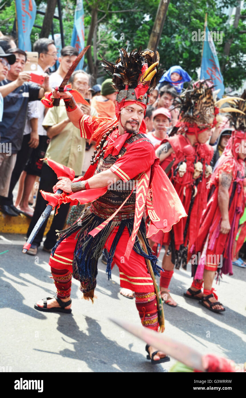 Jakarta, Indonesien. 21. Februar 2015. Ein Darsteller der Dayak Stamm im Festival von Cap Go Meh, Jakarta Stockfoto