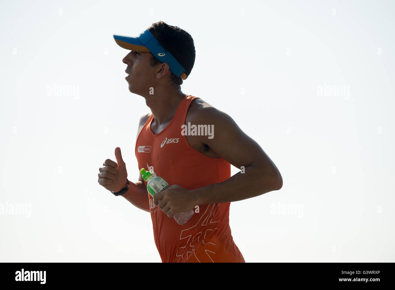 RIO DE JANEIRO - 3. April 2016: Carioca brasilianischen Mann joggt entlang der Copacabana-Strand, ein alltäglicher Anblick in der Stadt. Stockfoto