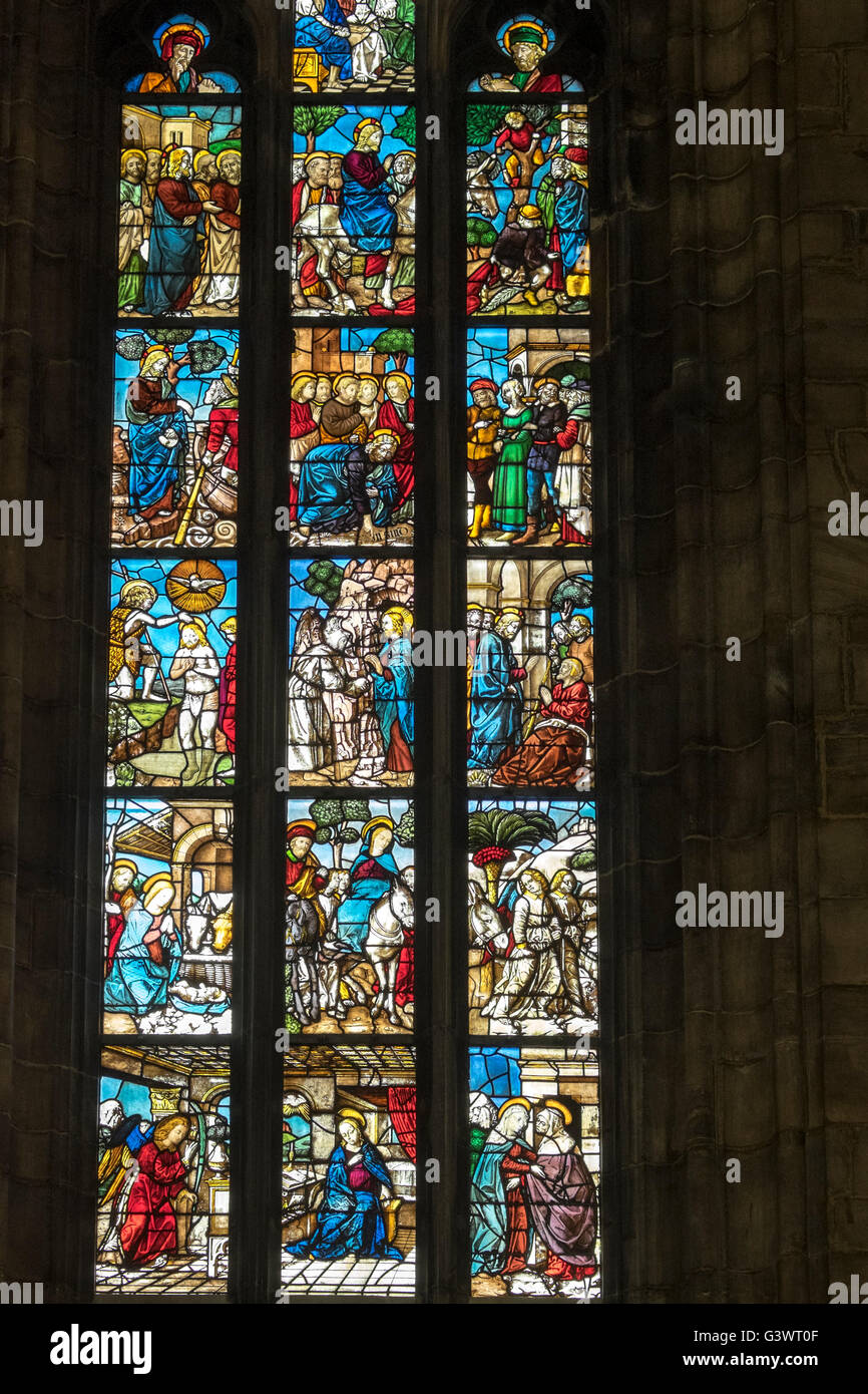 Italien, Mailand Kathedrale, Metropolitan Kathedrale-Basilika St. Mary der Krippe innere Ansicht, Glasfenster Stockfoto