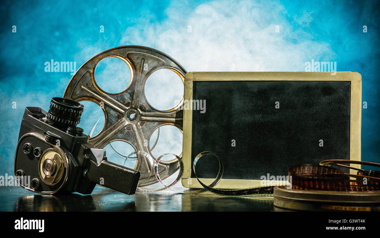 Retro-Film Produktion Zubehör Stillleben. Leere Tafel für Exemplar. Konzept des Filmemachens. Rauchen-Wirkung auf Hintergrund Stockfoto