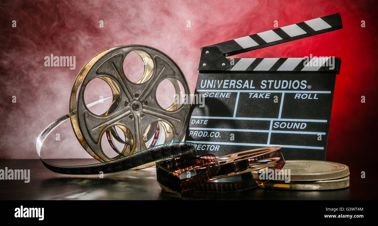 Retro-Film Produktion Zubehör Stillleben. Konzept des Filmemachens. Rauchen-Wirkung auf Hintergrund Stockfoto