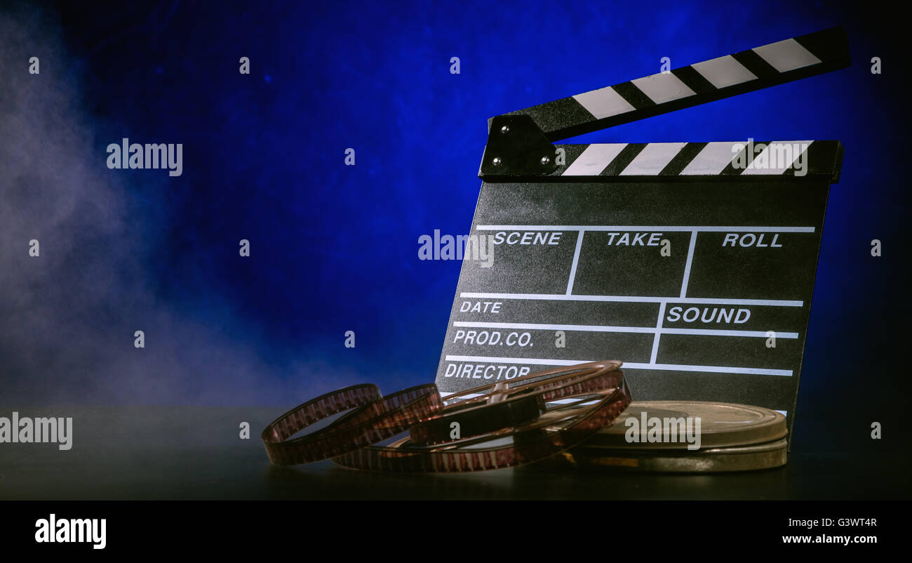 Retro-Film Produktion Zubehör Stillleben. Konzept des Filmemachens. Rauchen-Wirkung auf Hintergrund Stockfoto