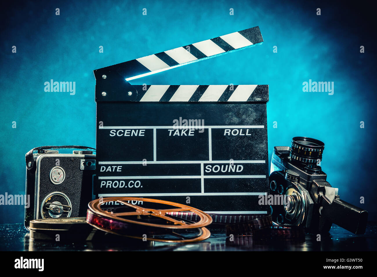 Retro-Film Produktion Zubehör Stillleben. Konzept des Filmemachens. Rauchen-Wirkung auf Hintergrund Stockfoto