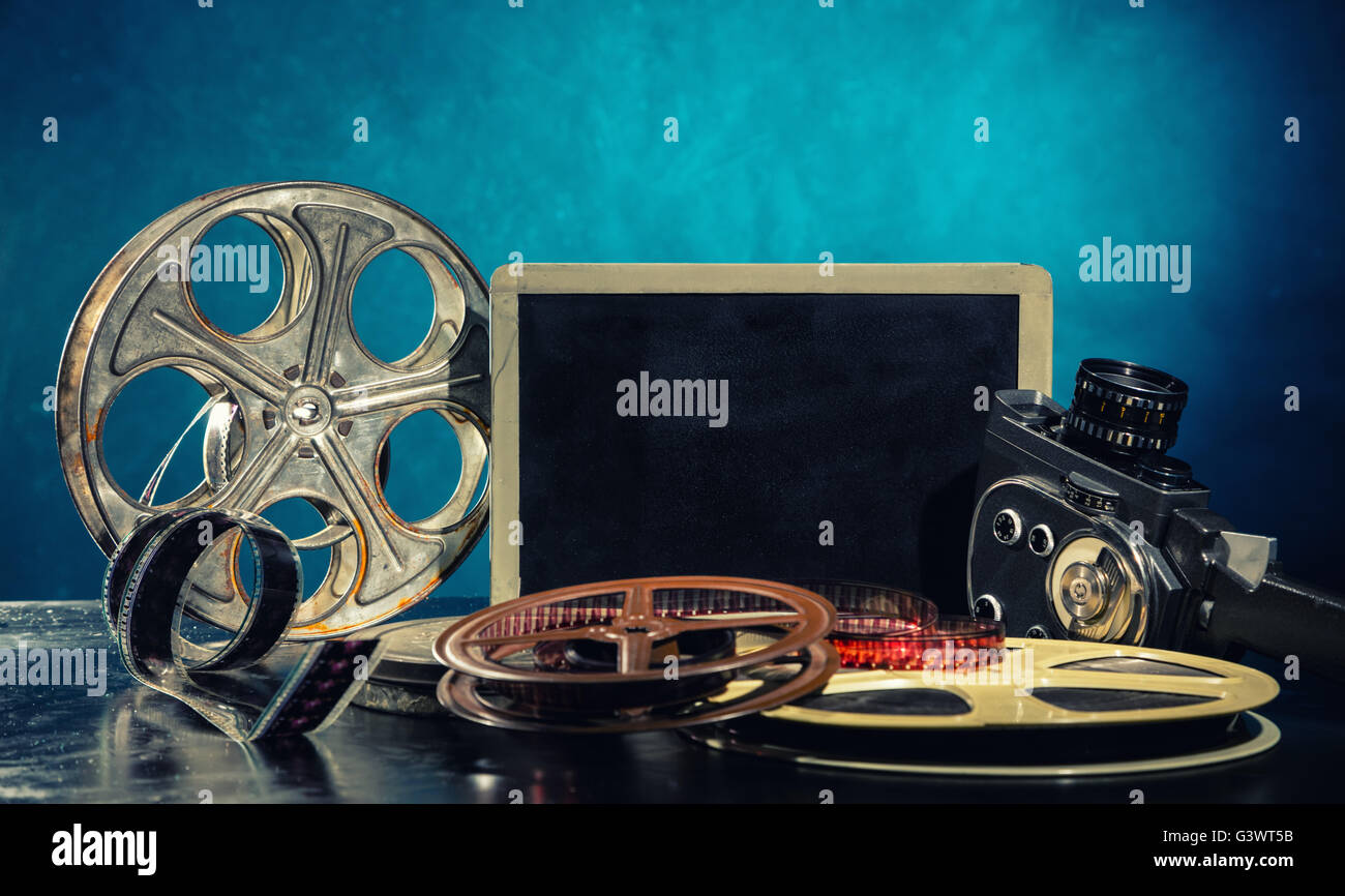 Retro-Film Produktion Zubehör Stillleben. Leere Tafel für Exemplar. Konzept des Filmemachens. Rauchen-Wirkung auf Hintergrund Stockfoto