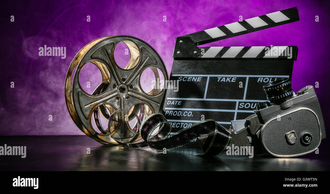 Retro-Film Produktion Zubehör Stillleben. Konzept des Filmemachens. Rauchen-Wirkung auf Hintergrund Stockfoto