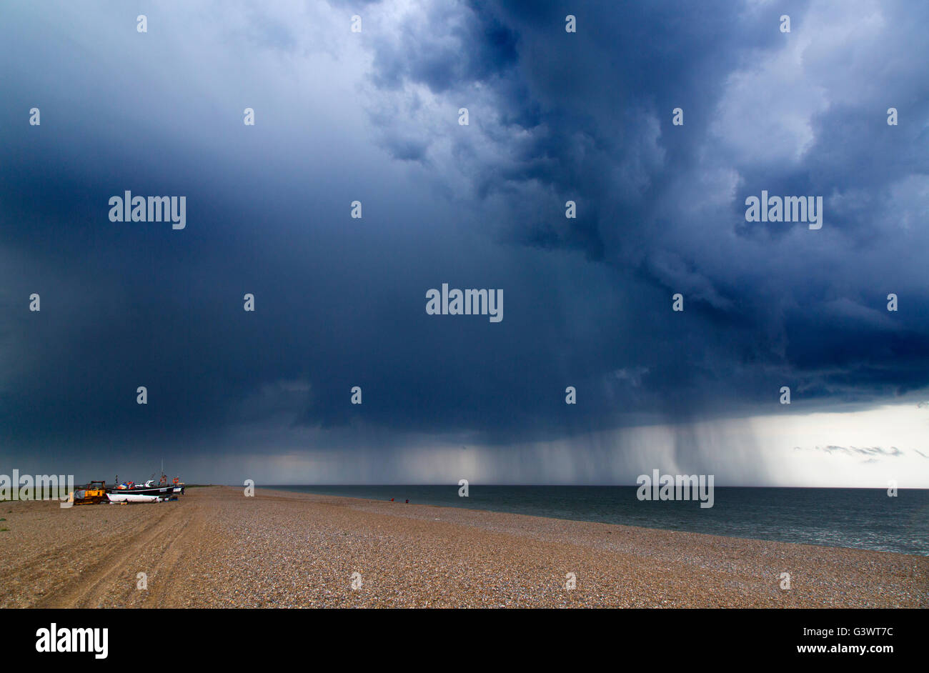 Cley Strand North Norfolk und kommenden Sommer-Gewitter Stockfoto