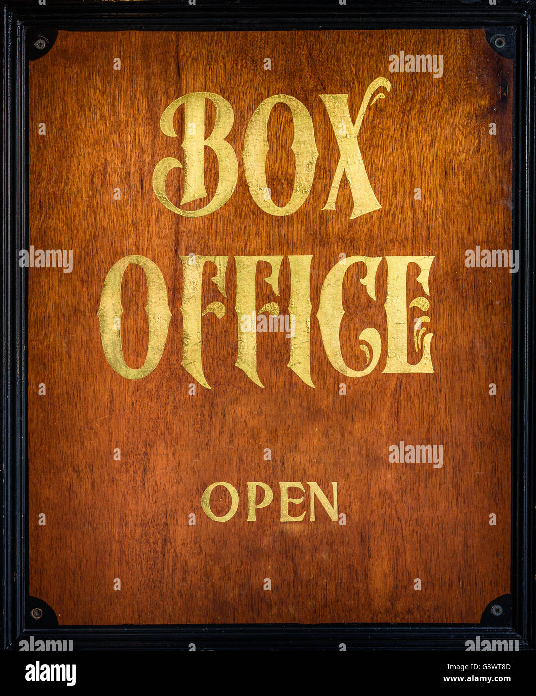 Eine alte goldene Blatt Text "Box Office" Schild an einem Theater. Stockfoto