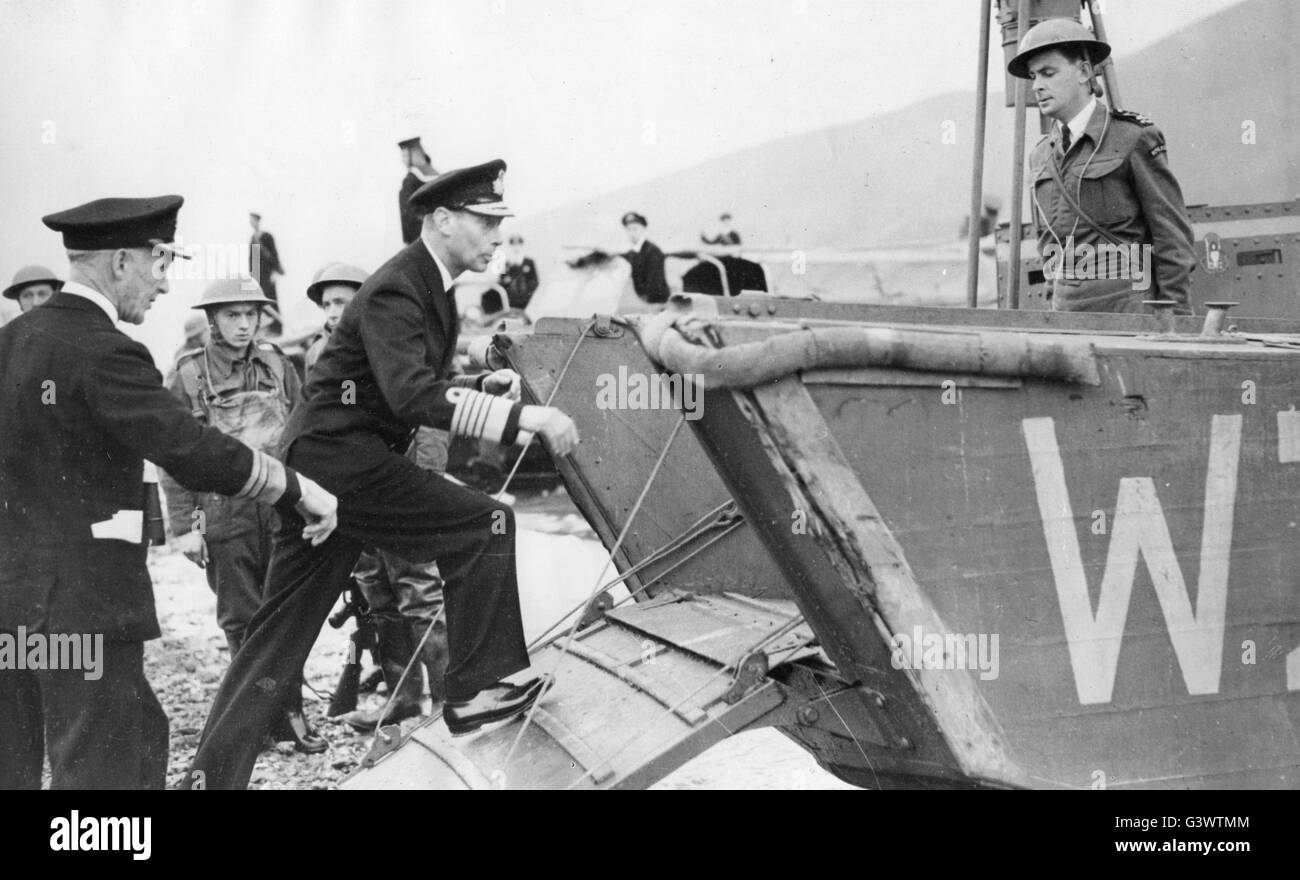 Royal Marine Commando in Landungsboote besucht von König Georg Sechster Stockfoto