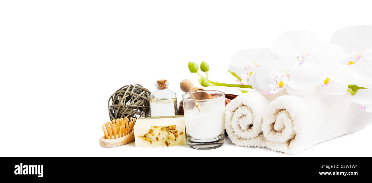 Wellness-Produkte und Orchidee Blume auf weißem Hintergrund Stockfoto